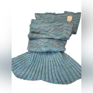 Laghcat Blue Mermaid Spotted Wave Knit Blanket